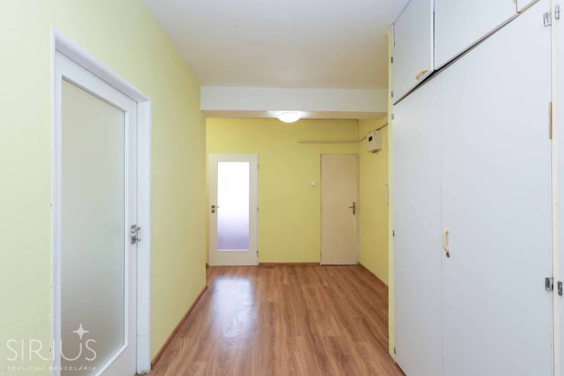 BÝVANIE NA HRADOM KOPCI - 3i byt, 90 m2 s balkónom, SVETLÁ ulica - Chodba v 3-izbovom byte s drevenou podlahou a úložnými skriňami.