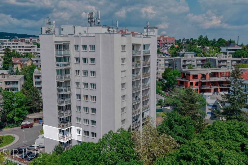 BÝVANIE NA HRADOM KOPCI - 3i byt, 90 m2 s balkónom, SVETLÁ ulica - Výšková budova obklopená zeleňou v ulici Svetlá, Bratislava - Staré Mesto.