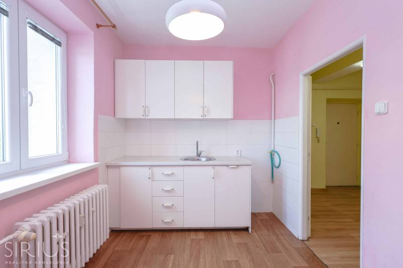 BÝVANIE NA HRADOM KOPCI - 3i byt, 90 m2 s balkónom, SVETLÁ ulica - Kuchyňa v 3-izbovom byte so svetlými skrinkami a ružovými stenami.