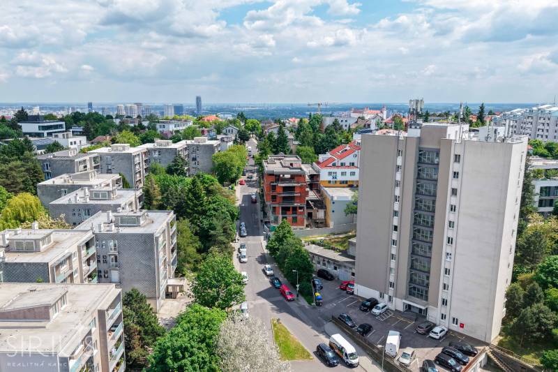 BÝVANIE NA HRADOM KOPCI - 3i byt, 90 m2 s balkónom, SVETLÁ ulica - Pohľad na ulicu Svetlá v Bratislave s obytnými budovami a zeleňou.
