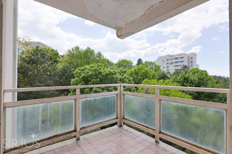 BÝVANIE NA HRADOM KOPCI - 3i byt, 90 m2 s balkónom, SVETLÁ ulica - Výhľad na okolitú zeleň a budovy z balkóna v Starom Meste na Svetlej ulici.