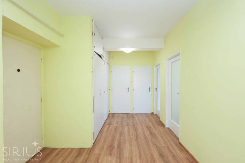 BÝVANIE NA HRADOM KOPCI - 3i byt, 90 m2 s balkónom, SVETLÁ ulica - Chodba v 3-izbovom byte s drevenou podlahou a svetlými stenami.