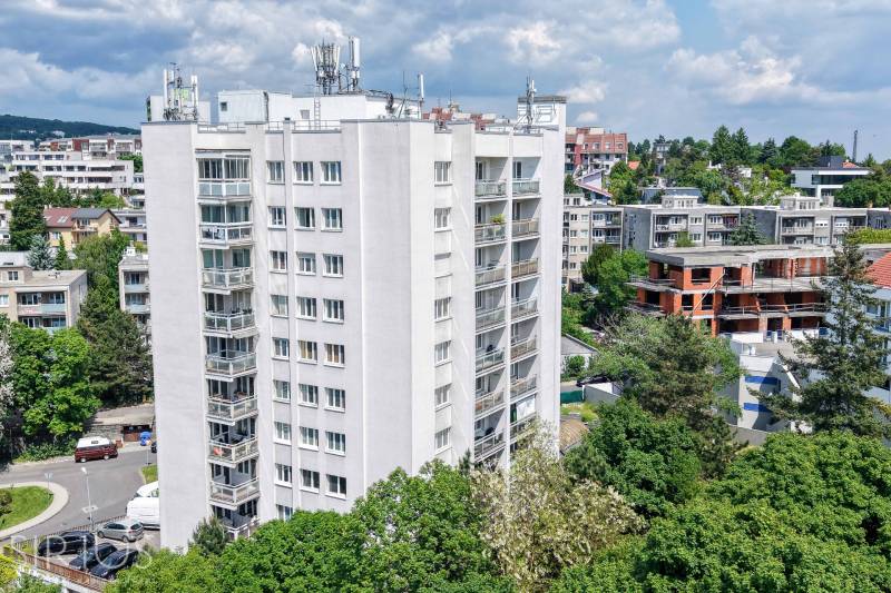 BÝVANIE NA HRADOM KOPCI - 3i byt, 90 m2 s balkónom, SVETLÁ ulica - Bytový dom na Svetlej ulici v Bratislave - Starom Meste, obklopený zeleňou a inými budovami.
