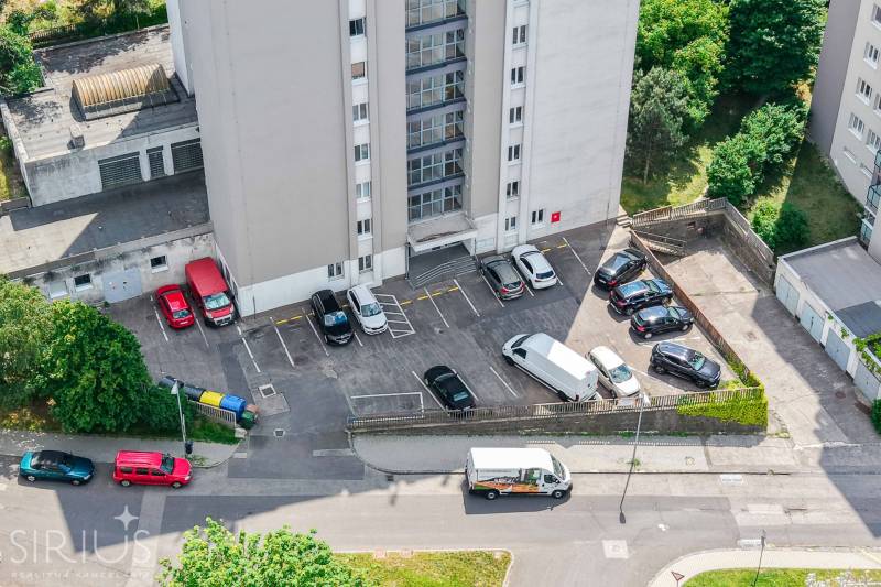BÝVANIE NA HRADOM KOPCI - 3i byt, 90 m2 s balkónom, SVETLÁ ulica - V Bratislave - Starom Meste na Svetlej ulici je parkovisko pri bytovom dome.