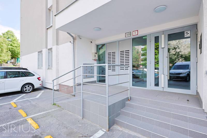 BÝVANIE NA HRADOM KOPCI - 3i byt, 90 m2 s balkónom, SVETLÁ ulica - Vchod do bytového domu so schodmi a autom v Bratislave - Staré Mesto na Svetlej.