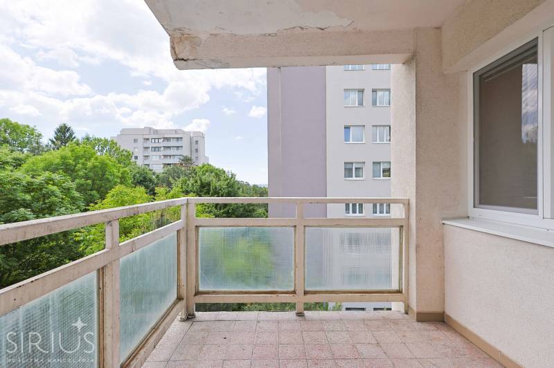 BÝVANIE NA HRADOM KOPCI - 3i byt, 90 m2 s balkónom, SVETLÁ ulica - Balkón s výhľadom na zeleň a paneláky v 3-izbovom byte.
