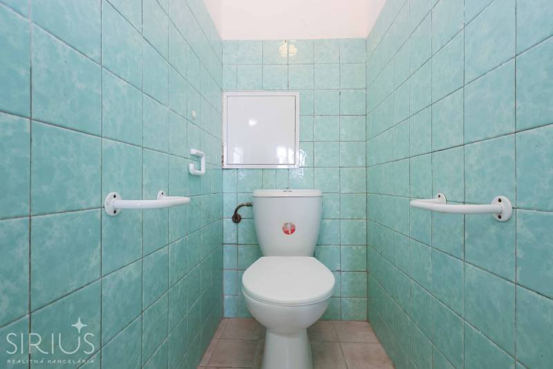 BÝVANIE NA HRADOM KOPCI - 3i byt, 90 m2 s balkónom, SVETLÁ ulica - Kúpeľňa s toaletou a tyrkysovými obkladačkami v 3-izbovom byte.