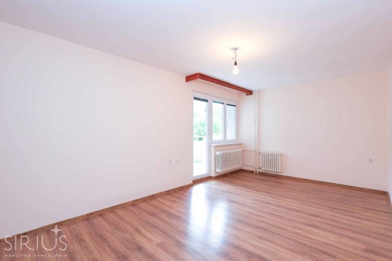 BÝVANIE NA HRADOM KOPCI - 3i byt, 90 m2 s balkónom, SVETLÁ ulica - Izba s parketovou podlahou a radiátorom v 3-izbovom byte.