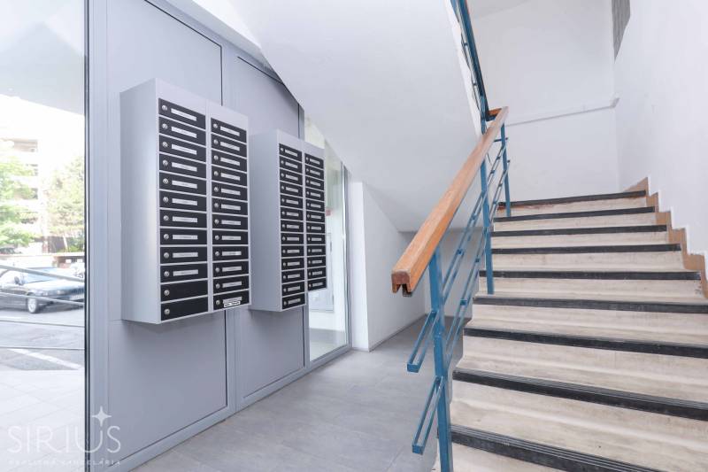 BÝVANIE NA HRADOM KOPCI - 3i byt, 90 m2 s balkónom, SVETLÁ ulica - Schodisko s poštovými schránkami v budove, Bratislava - Staré Mesto, Svetlá ulica.