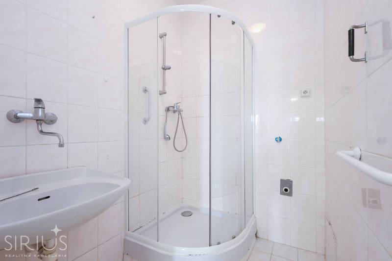 BÝVANIE NA HRADOM KOPCI - 3i byt, 90 m2 s balkónom, SVETLÁ ulica - Kúpeľňa s rohovým sprchovým kútom a umývadlom v 3-izbovom byte.