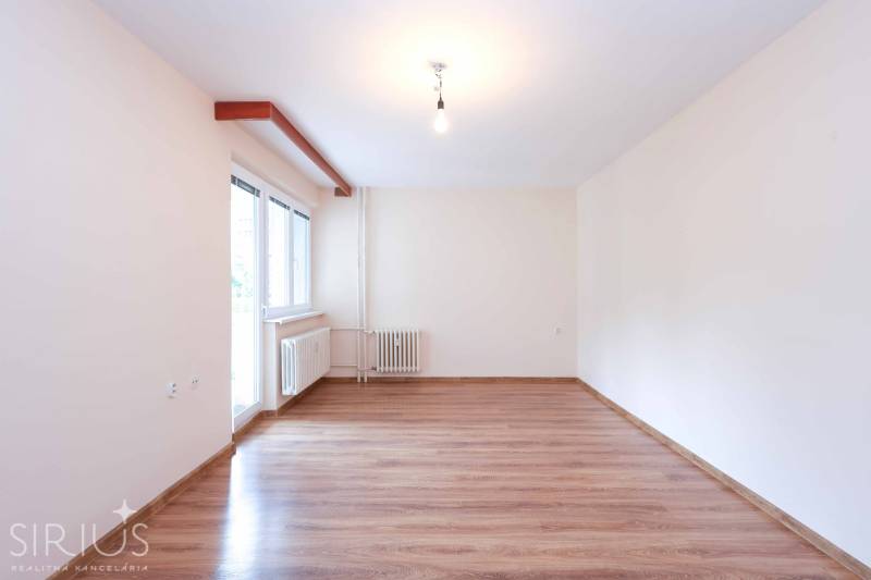 BÝVANIE NA HRADOM KOPCI - 3i byt, 90 m2 s balkónom, SVETLÁ ulica - Priestranný, svetlý interiér v 3-izbovom byte s drevenou podlahou a veľkým oknom.