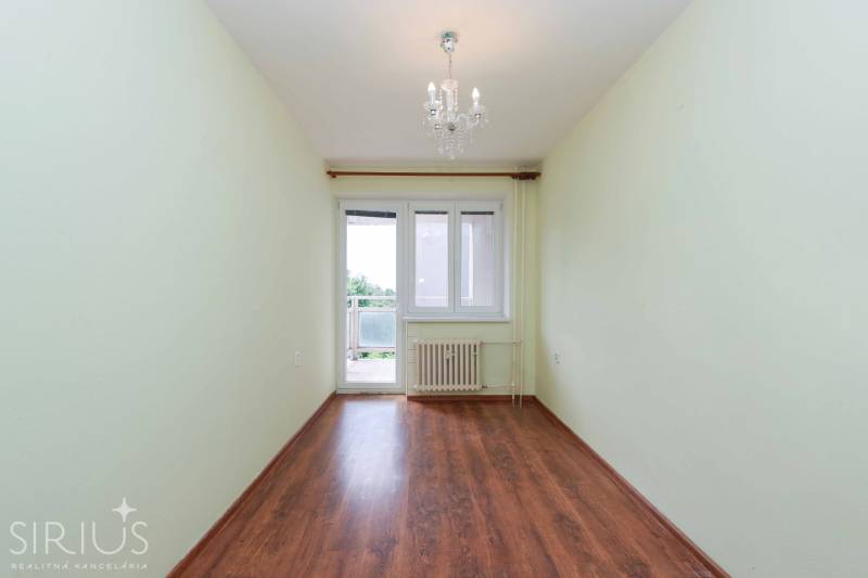 BÝVANIE NA HRADOM KOPCI - 3i byt, 90 m2 s balkónom, SVETLÁ ulica - Izba s drevenou podlahou a lustrom v 3-izbovom byte.