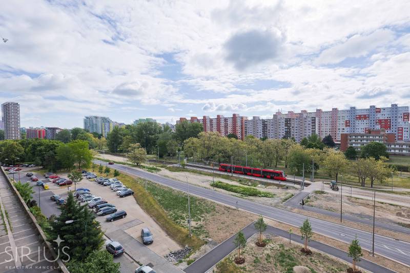 VYHĽADÁVANÁ 2-garsónka DE-LUXE v NAJVYHĽADÁVANEJŠEJ lokalite PETRŽALKY - Bratislava - Petržalka, dvojgarsónka na Jungmannovej, výhľad na parkovisko a električkovú trať.