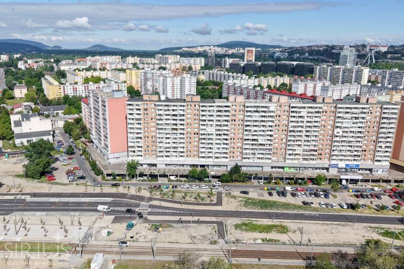 VYHĽADÁVANÁ 2-garsónka DE-LUXE v NAJVYHĽADÁVANEJŠEJ lokalite PETRŽALKY - Výhľad na obytný blok v Bratislave - Petržalke, na Jungmannovej ulici, Dvojgarsónka.