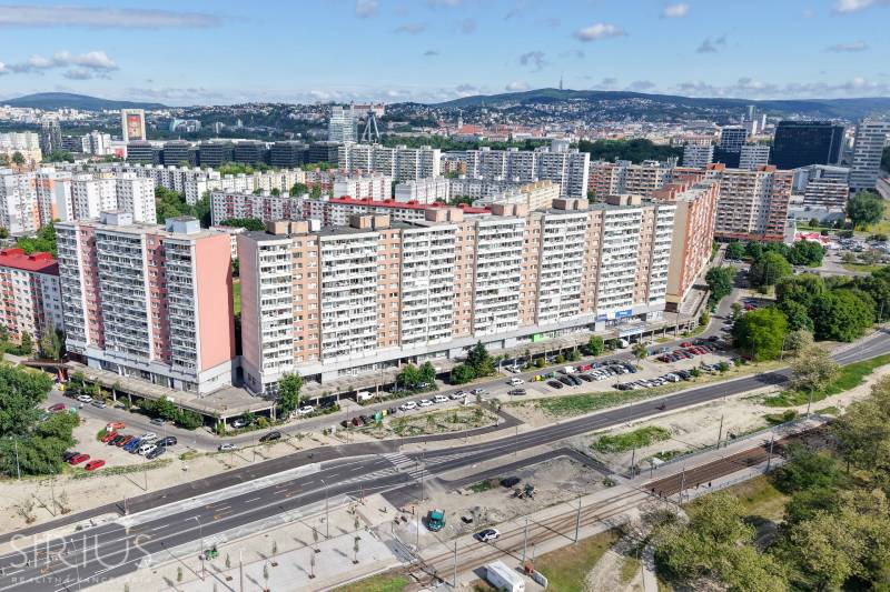 VYHĽADÁVANÁ 2-garsónka DE-LUXE v NAJVYHĽADÁVANEJŠEJ lokalite PETRŽALKY - Pohľad na sériu bytových domov na Jungmannovej ulici, Bratislava - Petržalka, s okolitou zeleňou.