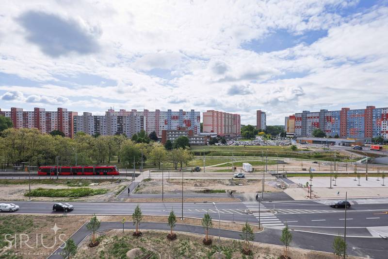 VYHĽADÁVANÁ 2-garsónka DE-LUXE v NAJVYHĽADÁVANEJŠEJ lokalite PETRŽALKY - Petržalka, Jungmannova: Dvojgarsónka ponúka výhľad na bytové domy, cestu a zeleň.