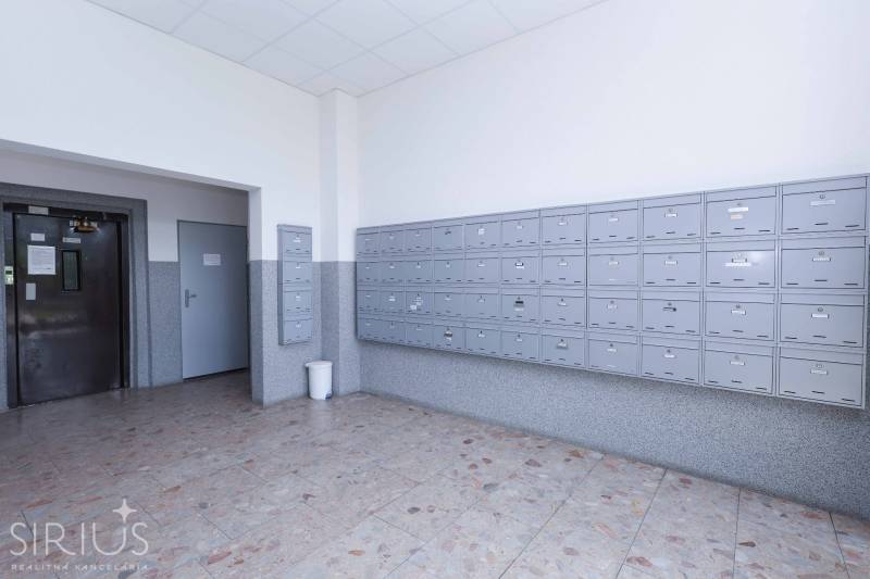 VYHĽADÁVANÁ 2-garsónka DE-LUXE v NAJVYHĽADÁVANEJŠEJ lokalite PETRŽALKY - Poštové schránky vo vchode na Jungmannovej ulici v Bratislave - Petržalke.