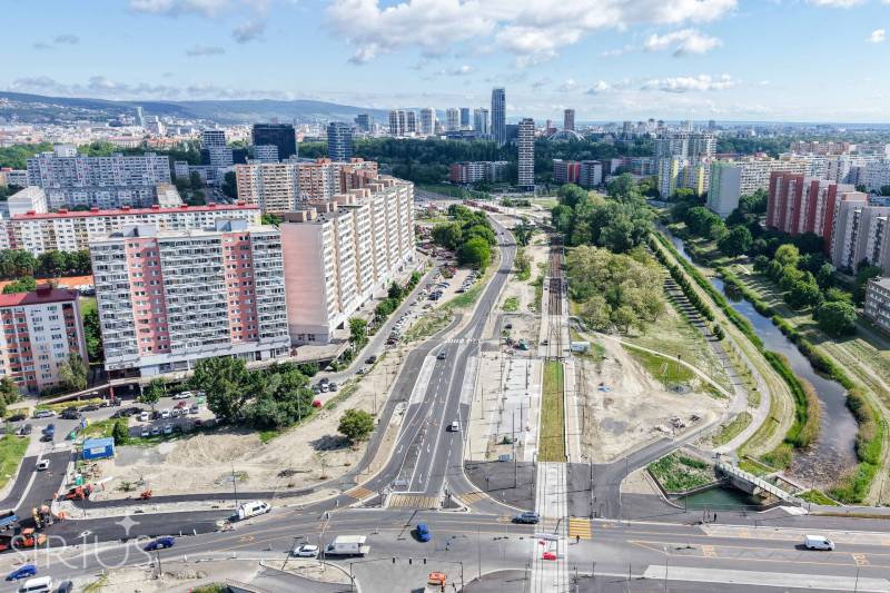 VYHĽADÁVANÁ 2-garsónka DE-LUXE v NAJVYHĽADÁVANEJŠEJ lokalite PETRŽALKY - Bratislava - Petržalka, pohľad na zástavbu a Jungmannovu s rekonštrukciou cesty.