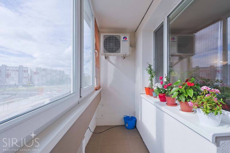 VYHĽADÁVANÁ 2-garsónka DE-LUXE v NAJVYHĽADÁVANEJŠEJ lokalite PETRŽALKY - Zasklená lodžia s kvetmi a klimatizáciou v Dvojgarsónke Jungmannova, Bratislava - Petržalka.