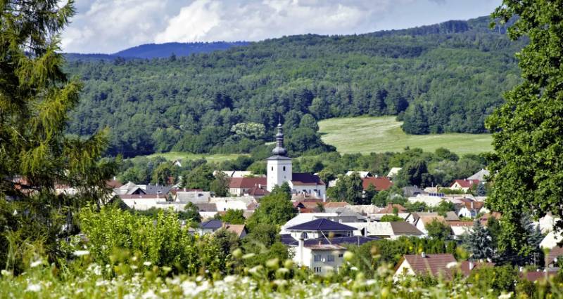 Lutila - 2.700 m2 POĽNOHOSPODÁRSKE POZEMKY v podiele 1/1 - Malebná panoráma Lutile s Poľnohospodárskymi a lesnými pozemkami a kostolom obklopeným zelenými lesmi.