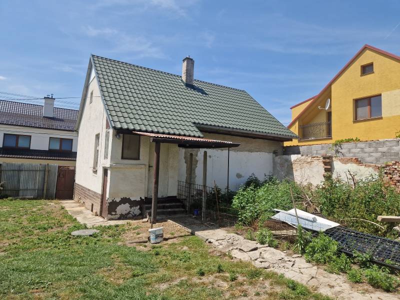 NA PREDAJ RODINNÝ DOM V OBCI ŠTEFANOV, OKRES SENICA - Rodinný dom v Štefanove s upravenou strechou a viditeľným dvorom.