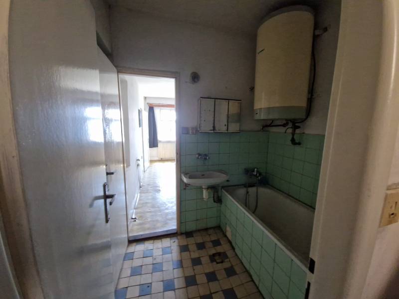 NA PREDAJ RODINNÝ DOM V OBCI ŠTEFANOV, OKRES SENICA - Kúpeľňa s vaňou, umývadlom a starším bojlerom v rodinnom dome.