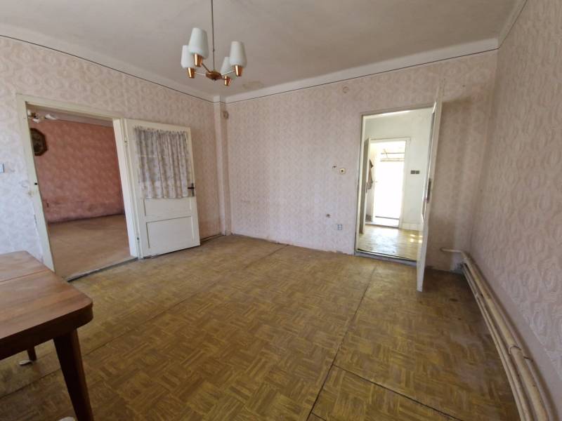NA PREDAJ RODINNÝ DOM V OBCI ŠTEFANOV, OKRES SENICA - Interiér rodinného domu s drevenou podlahou, tapetami a závesmi na dverách.