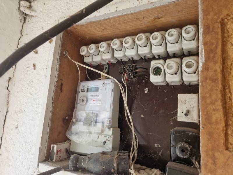 NA PREDAJ RODINNÝ DOM V OBCI ŠTEFANOV, OKRES SENICA - Elektromer s poistkami v rozvádzači rodinného domu v Štefanove.