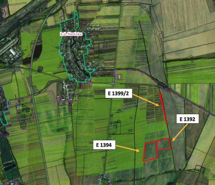 Haniska – 6.850 m2 POZEMKY v pozemkových úpravách pri Košiciach - Letecký pohľad na poľnohospodárske a lesné pozemky pri Haniske, s vyznačenými parcelami.