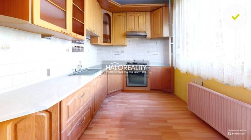 REZERVOVANÉ - Predaj, trojizbový byt Lučenec - EXKLU... - Kuchyňa s drevenou linkou a spotrebičmi v 3-izbovom byte, svetlé dlaždice, záclony.