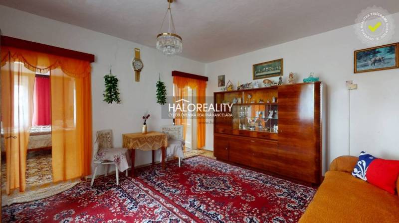 REZERVOVANÉ - Predaj, rodinný dom Vrbov - EXKLUZÍVNE... - Rodinný dom s obývacou izbou, drevenou vitrínou, závesmi a dekoračnými prvkami.