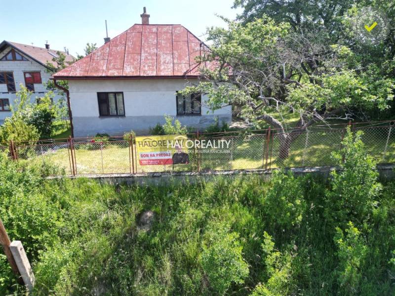 REZERVOVANÉ - Predaj, rodinný dom Vrbov - EXKLUZÍVNE... - Rodinný dom vo Vrbove, obklopený stromami a plotom, s ponukou na predaj.