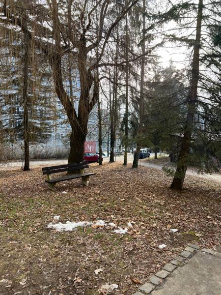 Hľadáme pre klienta 2 izb. byt v časti Fončorda - Banská Bystrica - Park s lavičkou a stromami v meste Banská Bystrica, ideálne miesto pre 2-izbový byt.
