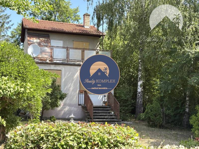 EXKLUZÍVNE IBA U NÁS !!! vám ponúka na predaj r - Chata v Radvani nad Dunajom, obklopená zeleňou s terasou a satelitom.