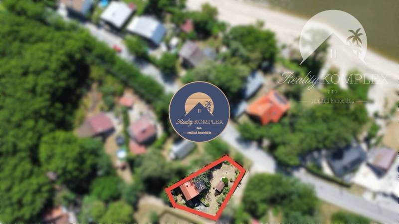 EXKLUZÍVNE IBA U NÁS !!! vám ponúka na predaj r - Letecký pohľad na chatu v Radvani nad Dunajom s okolitou prírodou a budovami.