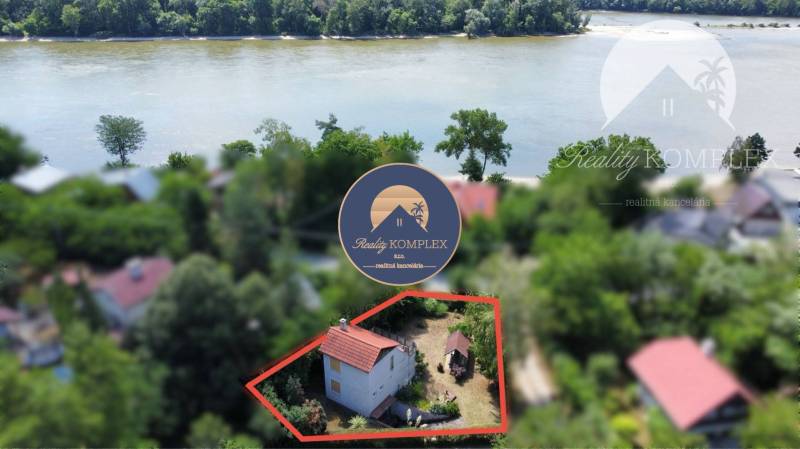 EXKLUZÍVNE IBA U NÁS !!! vám ponúka na predaj r - Chata v Radvani nad Dunajom pri rieke s výhľadom na zeleň a vodu.