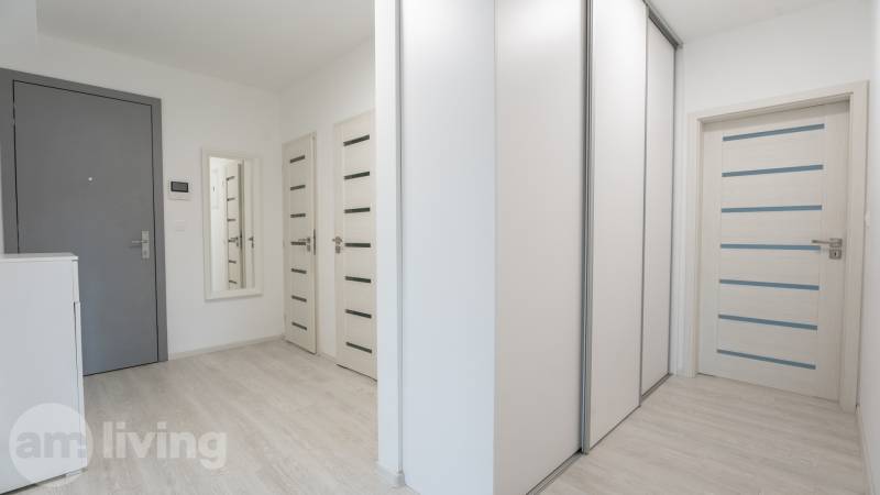 ZARIADENÝ - 3i v novostavbe 76 m2 + balkon - Trenčín - Chodba v 3-izbovom byte s dverami, zrkadlom a vstavanou skriňou.