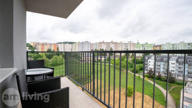 ZARIADENÝ - 3i v novostavbe 76 m2 + balkon - Trenčín - Balkón s výhľadom na sídlisko Halalovka v Trenčíne, pri 3-izbovom byte s exteriérovým posedením.