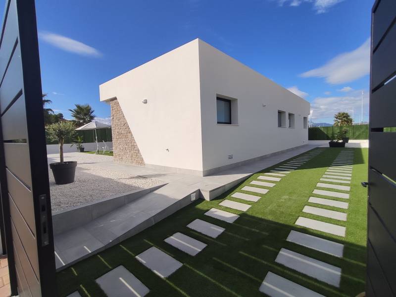 CALASPARRA - samostatná vila v L tvare s bazénom - Vila v Calasparre so záhradnou architektúrou, kamennými detailmi a upraveným trávnikom.