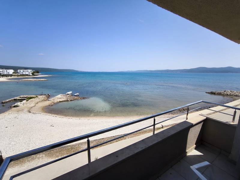 CHORVÁTSKO - Apartmány 1.rad od mora - SUKOŠAN, ZADAR - Výhľad z balkóna 1-izbového bytu v Sukošane s pohľadom na tyrkysové more.