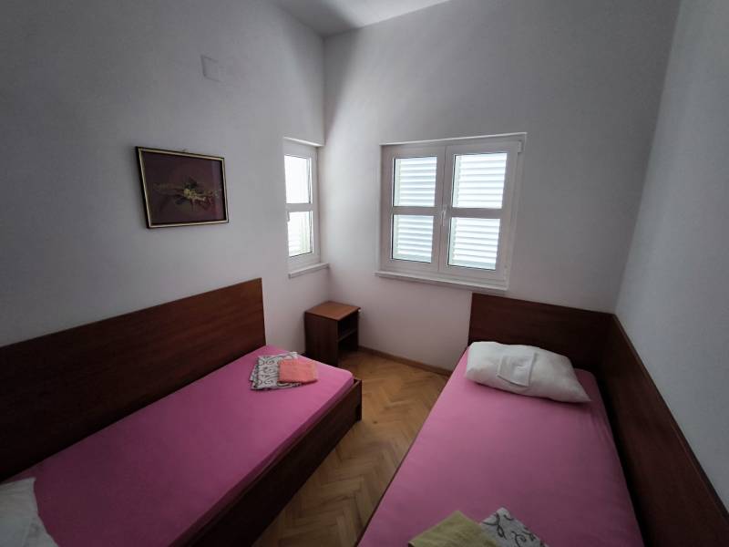 CHORVÁTSKO - Apartmány 1.rad od mora - SUKOŠAN, ZADAR - Dve jednolôžkové postele vedľa seba v 1-izbovom byte, svetlá izba s drevenými podlahami.