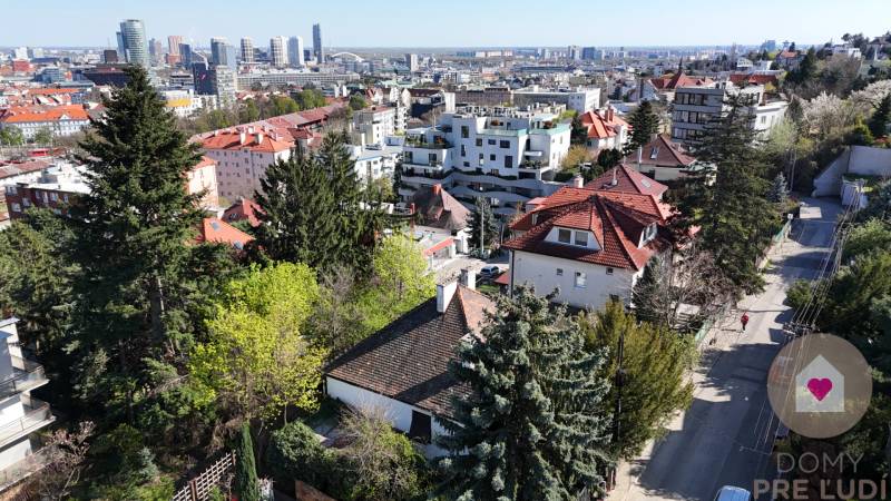 STARŠÍ RODINNÝ DOM S 669 m2 POZEMKOM v lukratívnej lokalite BA I. - Pohľad na mesto s budovami, ulicami Banícka, Rodinný dom v susedstve.