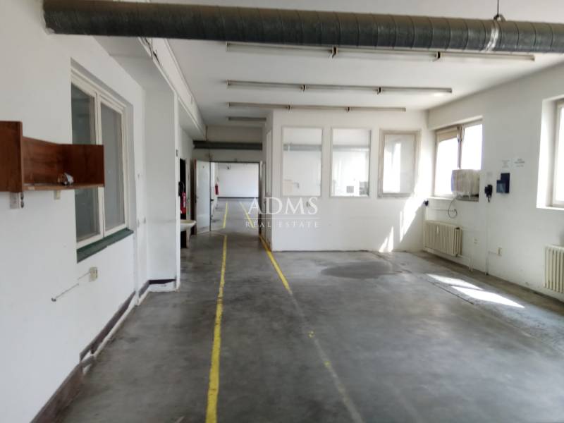 Administratívno-skladová budova Bratislava - Trnávka - Priemyselný interiér Budovy s bielymi stenami a žltými čiarami na podlahe.