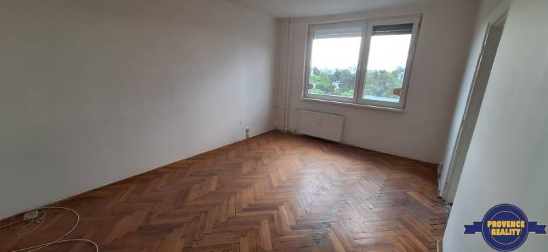 PREDAJ: 3 izbový byt s balkónom, 72 m2 - KOMÁRNO - Izba v 3-izbovom byte s parketovou podlahou a veľkým oknom.