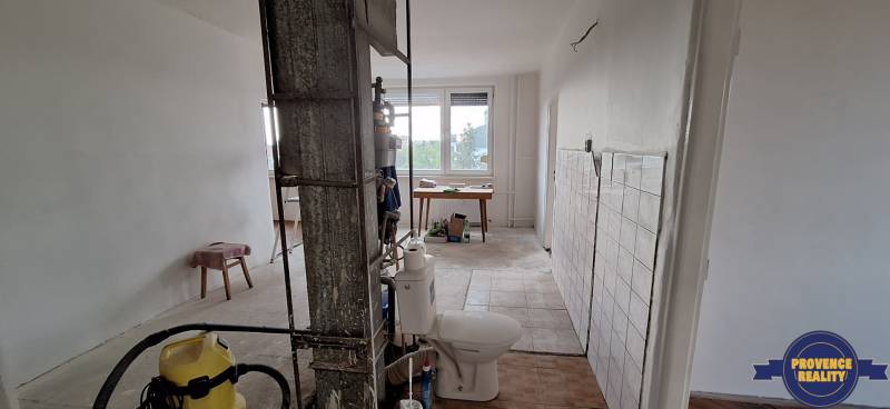 PREDAJ: 3 izbový byt s balkónom, 72 m2 - KOMÁRNO - Rekonštrukcia v 3-izbovom byte s otvoreným priestorom a výhľadom z okna.