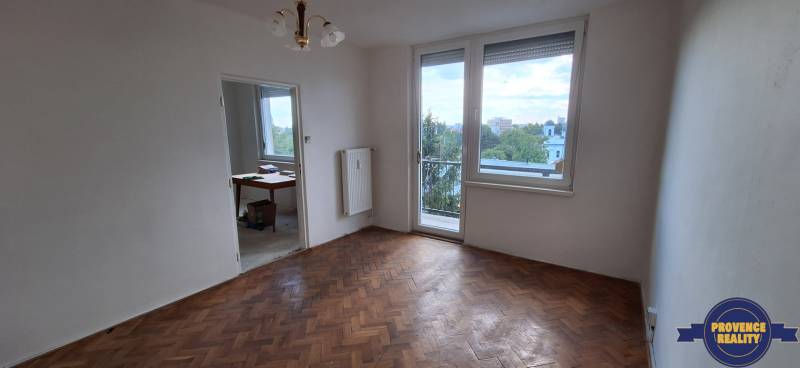 PREDAJ: 3 izbový byt s balkónom, 72 m2 - KOMÁRNO - Svetlá izba s parketami, balkónom a susediacou miestnosťou v 3-izbovom byte.