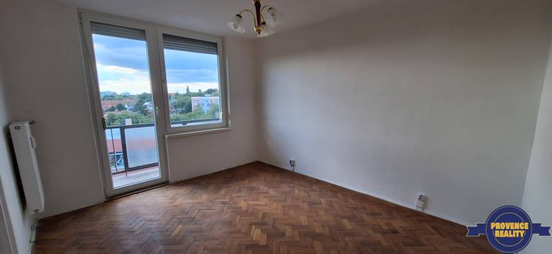 PREDAJ: 3 izbový byt s balkónom, 72 m2 - KOMÁRNO - Izba v 3-izbovom byte s drevenou podlahou, balkón, výhľad na mesto.