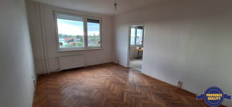 PREDAJ: 3 izbový byt s balkónom, 72 m2 - KOMÁRNO - Priestranná miestnosť s parketovou podlahou v 3-izbovom byte, výhľad na mesto.