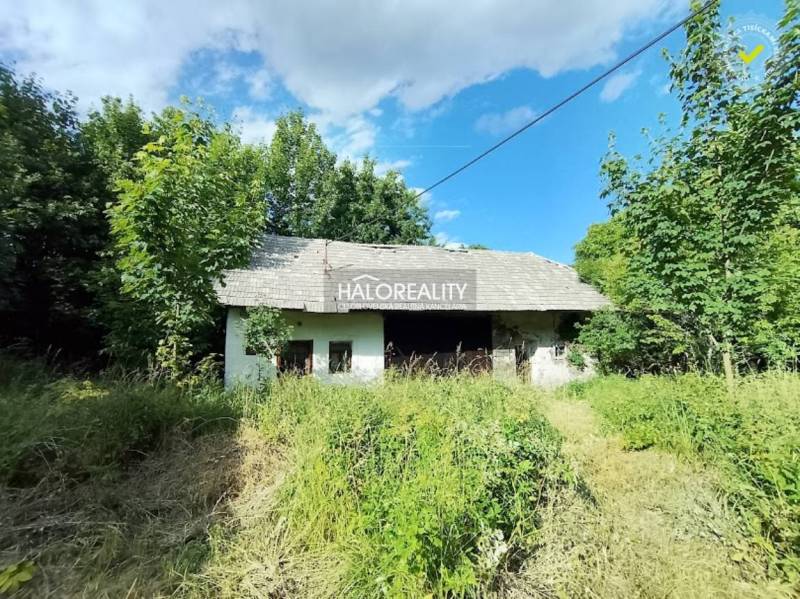 Predaj, chalupa Stará Huta, polosamota - EXKLUZÍVNE ... - Chata v Starej Hute obklopená zeleňou pod modrou oblohou.