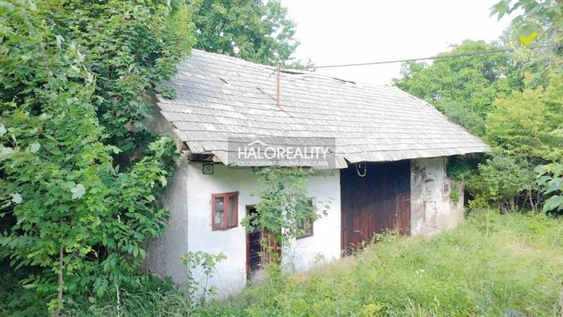 Predaj, chalupa Stará Huta, polosamota - EXKLUZÍVNE ... - Chata v Starej Hute obklopená zeleňou, so šikmou strechou a drevenými prvkami.
